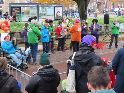 912277 Afbeelding van de feestband van de muziekvereniging 'De Bazuin De Meern', spelend tijdens de intocht van ...
